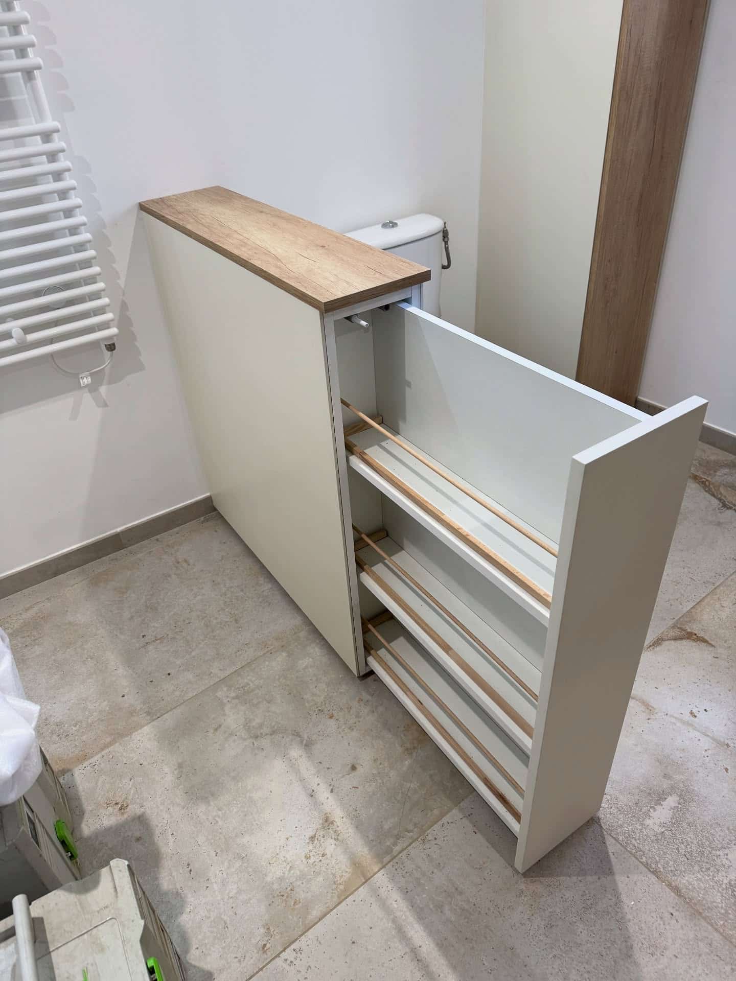 Meuble de rangement coulissant blanc et bois pour salle de bain, design compact et fonctionnel.